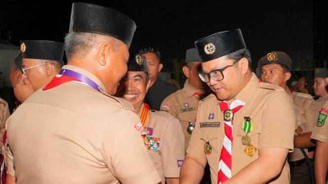 Wakil Bupati Gowa Darmawangsyah Muin saatb menerima penghargaan dari Kwartir Nasional (Kwarnas) Gerakan Pramuka.