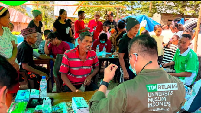 Tim Medis UMI memberikan pelayanan kesehatan kepada warga terdampak