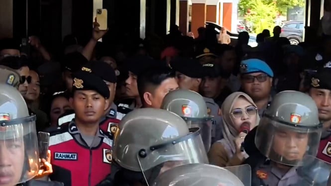Bupati Gowa temui massa di tengah pengamanan polisi
