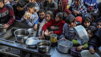 Penduduk Gaza Palestina antre makanan. Penduduk Gaza Palestina antre makanan.