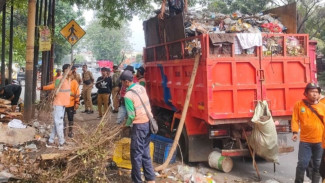 DLH Kota Tangerang Lanjutkan Pembongkaran TPS Liar, 10 Lokasi Jadi Target