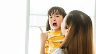 5 Kebiasaan Parenting yang Diam-diam Bikin Anak Stres