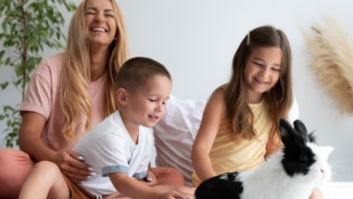 Cara Mengajarkan Anak Berempati pada Hewan