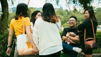 5 Zodiak yang Paling Cepat Akrab di Lingkungan Baru, Gak Butuh Waktu Lama Buat Nyatu!