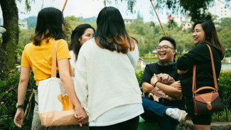 Tipe Teman Nongkrong Berdasarkan Zodiak: Si Tukang Bayar, Ghoster, atau Ngaret Mulu?