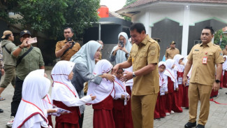 Bupati Tangerang Tinjau Langsung Hari Pertama Sekolah di SD Al Hidayah Rawa Burung
