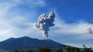 Gunung Marapi Kembali Erupsi: Kolom Abu Capai 1.600 Meter, Dentuman Terdengar hingga Bukittinggi