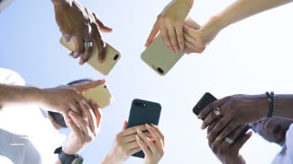 Zodiak yang Beli iPhone Tiap Tahun vs Zodiak yang Pakai HP Sampai Meledak, Kamu yang Mana?