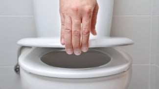 Ahli : Ini Bahaya Duduk di Toilet Lebih dari 10 Menit