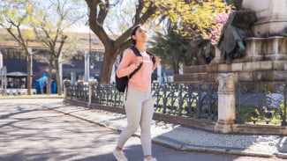 Jalan-Jalan Sendirian: Seni Menemukan Diri Lewat Solo Traveling