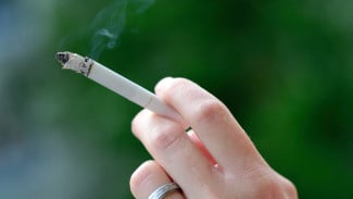 Profesor: Ini Alasan Orang Miskin Lebih Suka Beli Rokok Dibanding Bahan Pangan