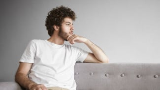 Sikap Ini Membuat Overthinking Makin Parah di Usia Dewasa