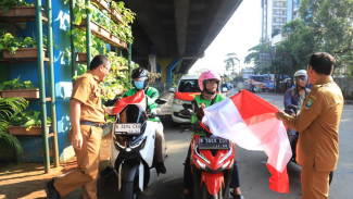 Semarak HUT RI ke-80, Diskominfo Kota Tangerang Bagikan Bendera Merah Putih ke Pengendara