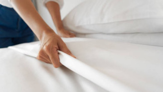 Begini Cara Merawat Seprai Putih agar Terlihat Baru Seperti di Kamar Hotel