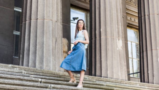 Padu Padan Outfit Rok Jeans dan Atasan yang Kekinian