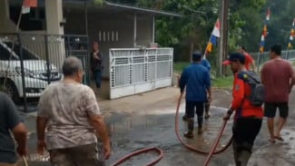 Pemkot Tangsel Gerak Cepat Bersihkan Lumpur Pasca Banjir Kali Angke