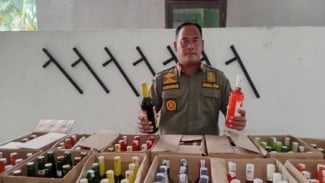 Satpol PP Tangerang Sita 173 Botol Miras dari Toko Berkedok Jual Plastik
