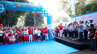 Tangsel Gelar Fun Walk 2025, Ribuan Masyarakat Ikuti Jalan Sehat Bersama Wali Kota