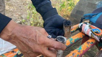 Pemulung Kumpulkan Selongsong Gas Air Mata di Mako Brimob, Dijual Rp12-18 Ribu per Kg