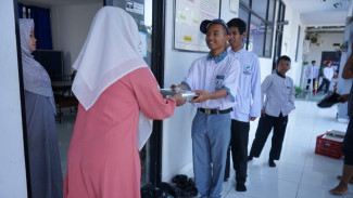 Temukan Lemak Babi, DPR Desak Pengawasan Ketat Sertifikasi Halal Food Tray Program MBG