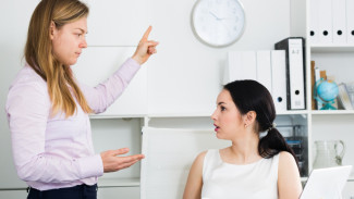 5 Cara Efektif Menghadapi Rekan Kerja yang Iri di Kantor