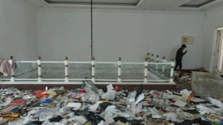 Seorang Warga Kembalikan Kasur Milik Uya Kuya Usai Penjarahan Rumah di Pondok Bambu