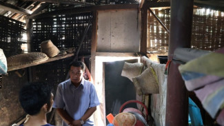 Bupati Tangerang Tinjau Rumah Warga Tak Layak Huni di Kresek, Janjikan Bedah Rumah dan Umroh