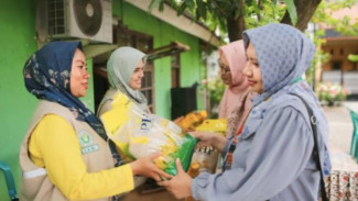 Warga Antusias Borong Beras Murah di Program Gampang Sembako Keliling Kota Tangerang