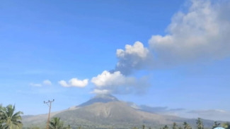 Gunung Lewotobi Laki-Laki di Flores Timur Erupsi 7 Kali dalam Enam Jam, Warga Diminta Waspada