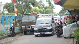Warga Keluhkan Macet & Sampah, Satpol PP Tertibkan Pasar Sipon Cipondoh