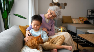 Kenapa Anak Lebih Dekat ke Nenek daripada ke Orang Tuanya? Ini Alasannya