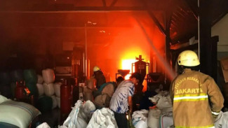 Kebakaran Hebat Hanguskan Pabrik Kopi di Matraman, Jakarta Timur