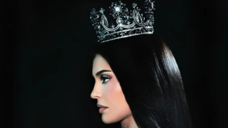 Kylie Jenner Pamer Gaya Elegan dengan Mahkota Karya Anak Bangsa