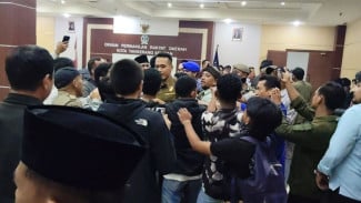 Mahasiswa dan DPRD Tangsel Ricuh Saat Mediasi di Ruang Aperasi