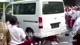 Geger! Mobil MBG Hilang Kendali, Siswa SDN 01 Kalibaru Terpental Saat Upacara Pagi