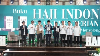 Ditjen PHU Pamit, Persembahkan Buku 75 Tahun Penyelenggaraan Haji oleh Kemenag