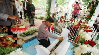 Penuhi Undangan Keluarga, Kapolri Ziarah ke Makam Pahlawan Nasional Marsinah