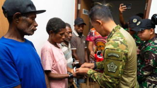 Sambut Hari Tuli Nasional, Kogabwilhan Bagikan Alat Bantu Dengar untuk Warga Papua