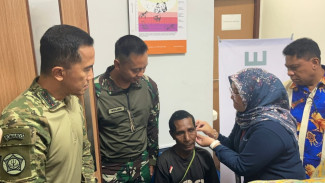 Tingkatkan Kualitas Kesehatan Masyarakat Papua, Kogabwilhan III Bagikan Alat Bantu Dengar dan Paket Sembako