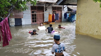 Periksa Kesehatan Warga Terdampak Banjir, Dinkes Kota Tangerang Terjunkan Tenaga Medis