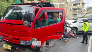 Luar Biasa! Istri Anggota Polisi Korbankan Mobilnya untuk Tahan Truk Gagal Nanjak