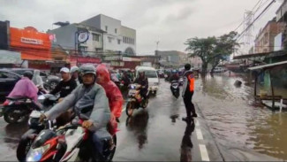 Hadapi Banjir, 200 Personel Dishub Kota Tangerang Disiagakan Atur Lalu Lintas di Titik Rawan
