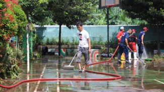 Banjir Mulai Surut, Pemkot Tangerang Bersihkan Pemukiman Warga