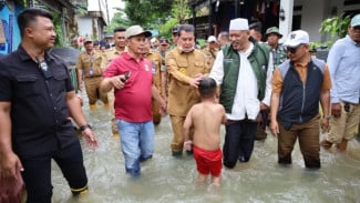 Kunjungi Korban Banjir, Bupati Tangerang Pastikan Penuhi Air Bersih dan Kesehatan Warga