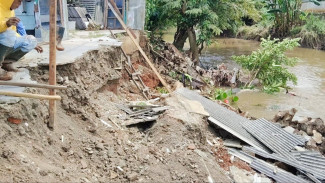 Warga Ciledug Indah 2 Keluhkan Infrastruktur Tanggul Kali Angke Retak Tak Kunjung Diperbaiki