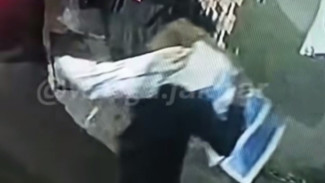Video Seorang Pria Diduga Gotong Mayat Dalam Karung di Tambora