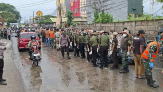 TNI-Polri Sinergi Bersihkan Sampah di Tangerang