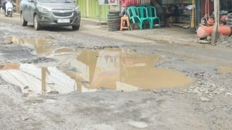 Setahun Kepemimpinan Bupati Tangerang, Jalan Raya Pakuhaji Rusak Parah hingga Warga Turun ke Jalan