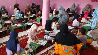 Bukber Penuh Makna, TPQ Qurrota A’yun Libatkan Santri Salurkan Sedekah