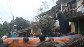 Drama Evakuasi Bayi Baru Lahir Lewat Genteng saat Banjir Setinggi 1 Meter Rendam Puri Kartika Baru Ciledug